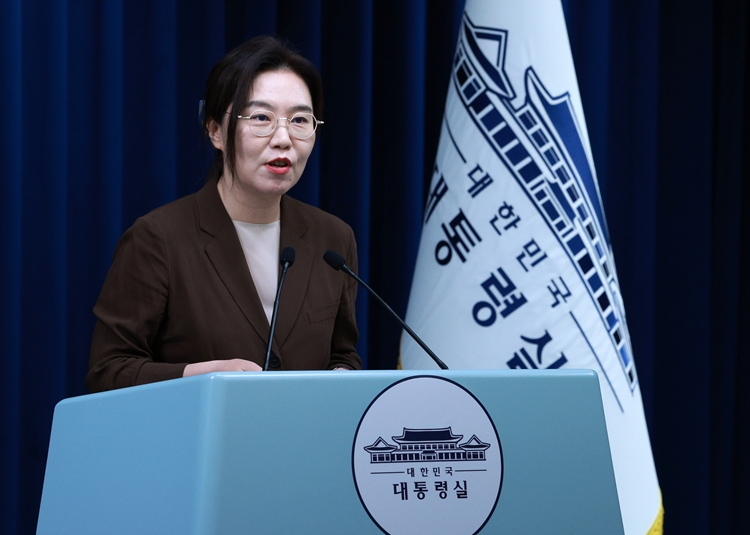 강유정 대변인이 5일 서울 용산 대통령실 청사에서 국민임명식 초청장 전달 관련 브리핑을 하며 출입기자 질문에 답하고 있다. / 뉴시스