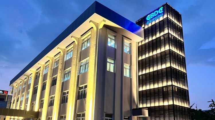 고용노동부가 6일 충북개발공사 외 40곳의 적극적 고용개선 조치 미이행 사업장 명단을 공개했다. / 충북개발공사