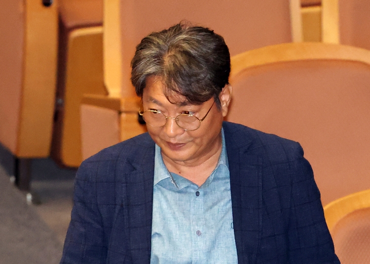 이춘석 의원이 지난 5일 오후 서울 여의도 국회 본회의장에서 방송법 개정안에 대한 무제한토론 종결동의의 건 투표를 하기 위해 기표소를 나서고 있다. / 뉴시스