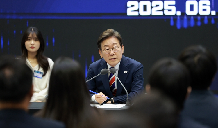 이재명 대통령이 지난 6월 11일 서울 영등포구 한국거래소에서 열린 주식시장 불공정거래 근절을 위한 현장 간담회에서 참석자 질문에 답하고 있다. / 뉴시스