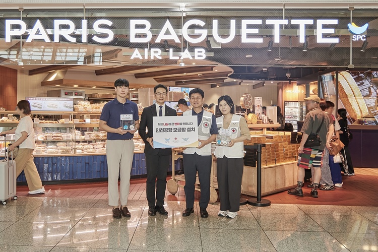 ‘파리바게뜨 인천공항 에어랩’에서 5일 대한적십자사 인천광역시지사 홍성조 사무처장(가운데에서 오른쪽)과 SPC행복한재단 백승훈 사무국장(가운데에서 왼쪽)이 인천공항 내 SPC 계열 브랜드 매장에 모금함을 설치하고 기념촬영을 하고 있다. / SPC