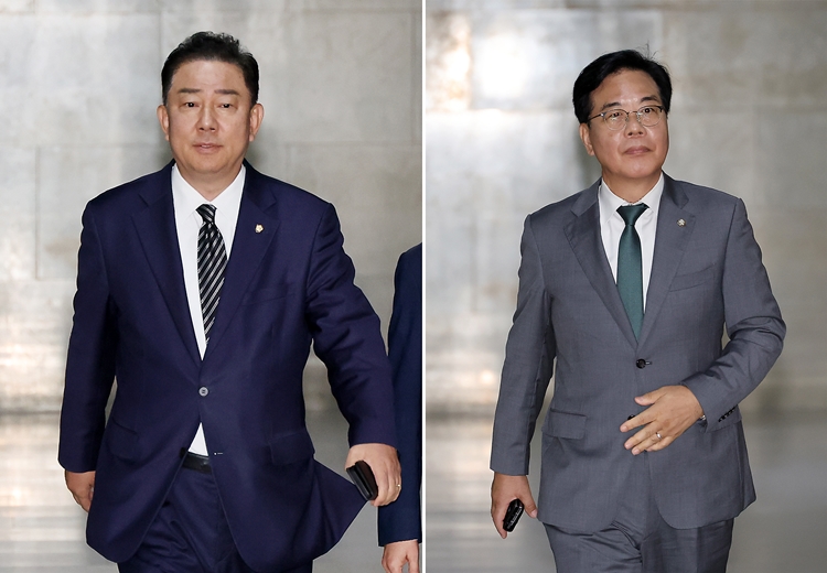 ‘주식 차명 거래’ 의혹으로 논란의 중심에 선 이춘석 의원이 더불어민주당을 탈당하고 국회 법제사법위원장직을 내려놨다. 이에 여야는 다시 법사위원장 자리를 두고 신경전을 벌이고 있다. 사진은 김병기(왼쪽 사진) 민주당 원내대표와 송언석(오른쪽 사진) 국민의힘 비상대책위원장 겸 원내대표가 지난달 18일 국회 운영위원장실에서 열린 여야 원내대표 회동을 위해 이동하고 있는 모습. / 뉴시스