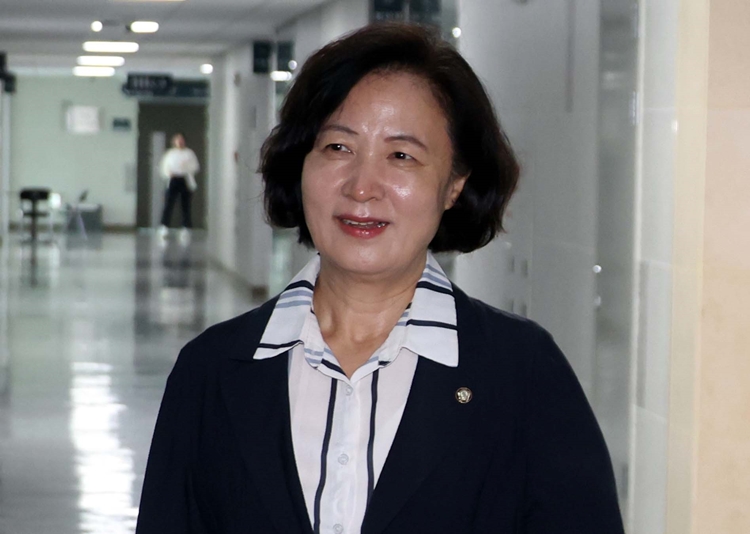 국회 법제사법위원회 위원장에 내정된 추미애 더불어민주당 의원이 6일 국회 의원회관 사무실로 들어가고 있다. 이날 민주당은 '주식 차명거래 의혹'을 받고 있는 법사위원장 이춘석 의원을 제명했다. / 뉴시스