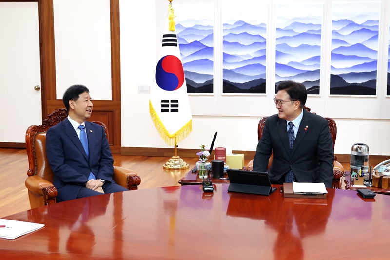 우원식(사진 우측) 국회의장은 6일 오전 의장집무실에서 구윤철(사진 좌측) 경제부총리 겸 기획재정부장관, 조현 외교부장관을 연이어 접견했다. / 국회의장 공보수석실