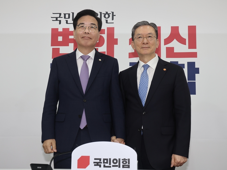 정성호(오른쪽) 법무부 장관이 지난 6일 오후 서울 여의도 국회에서 송언석 국민의힘 비상대책위원장 겸 원내대표와 기념촬영하고 있다. / 뉴시스