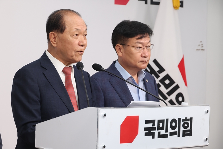 황우여 국민의힘 전당대회 선거관리위원장이 7일 서울 여의도 중앙당사에서 당대표 본경선 진출자를 발표하고 있다. 국힘 당대표 본경선에는 김문수, 안철수, 장동혁, 조경태 후보가 진출했다. / 뉴시스