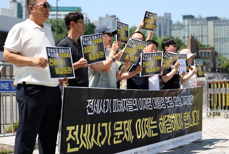 더불어민주당 복기왕 의원(충남 아산시갑)은 6일 국토교통부장관이 전세사기 피해자 지원이 특히 필요하다고 인정할 경우, 임대인 동의 없이도 선순위채권 정보를 확인할 수 있도록 하는 ‘전세사기피해자 지원 및 주거안정에 관한 특별법(전세사기피해자법)’ 개정안을 발의했다.(사진은 기사 내용과 무관) / 뉴시스