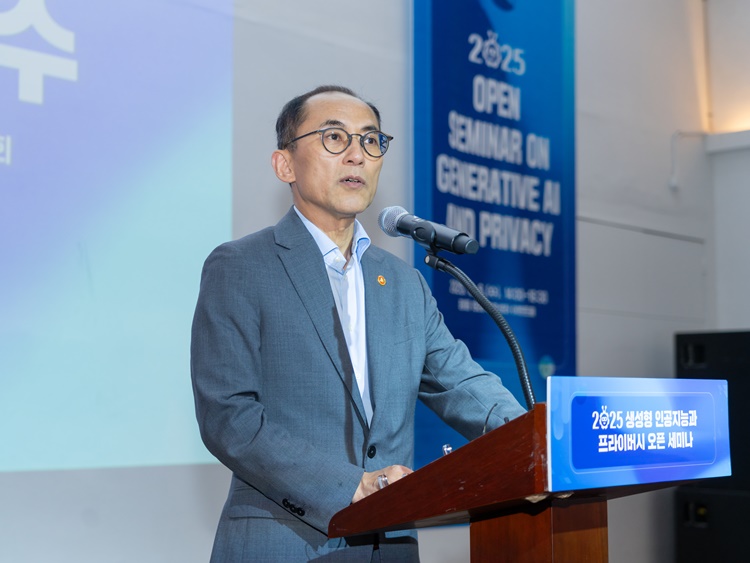 개인정보보호위원회가 SKT 유심 정보 해킹에 대해 대규모 과징금 제재를 단행할 것으로 전망된다. 사진은 고학수 개인정보보호위원회 위원장이 6일 서울 중구 정동1928아트센터에서 열린 생성형 인공지능과 프라이버시 오픈 세미나에서 발언하고 있는 모습. / 뉴시스