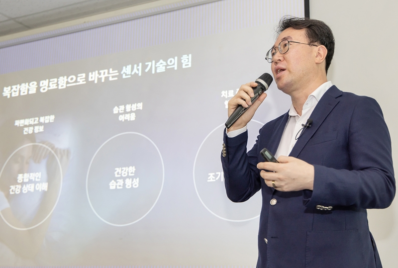 삼성전자는 7일 브리핑을 열고 ‘갤럭시 워치8’ 시리즈의 센서 기술 혁신을 통해 건강한 생활 습관 형성과 예방적 관리를 위한 방향을 제시했다. 사진은 브리핑을 진행하는 최종민 삼성전자 MX사업부 헬스 하드웨어 개발그룹 상무./ 삼성전자