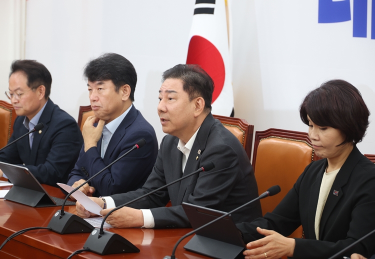 김병기 더불어민주당 원내대표는 2차 상법 개정안 등을 8월 중 처리하겠다는 의지를 밝혔다. 이어 ‘자사주 소각 의무화’ 추진도 본격화할 전망이다. / 뉴시스