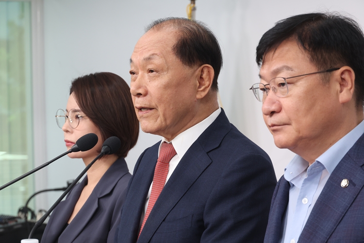 황우여(사진 가운데) 국민의힘 전당대회 선거관리위원장이 7일 서울 여의도 중앙당사에서 당대표 본경선 진출자를 발표하고 있다. 국힘 당대표 본경선에는 김문수, 안철수, 장동혁, 조경태 후보가 진출했다. / 뉴시스
