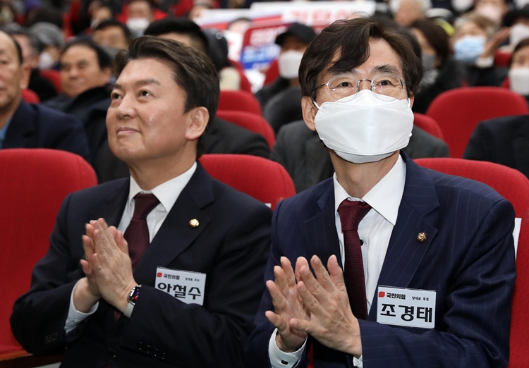 조경태 국민의힘 당대표 후보와 안철수 당대표 후보가 지난 2023년 2월 5일 오후 서울 동작구 동작문화원 대강당에서 열린 서울 동작구갑 당협 당원 간담회에서 박수치고 있다. / 뉴시스