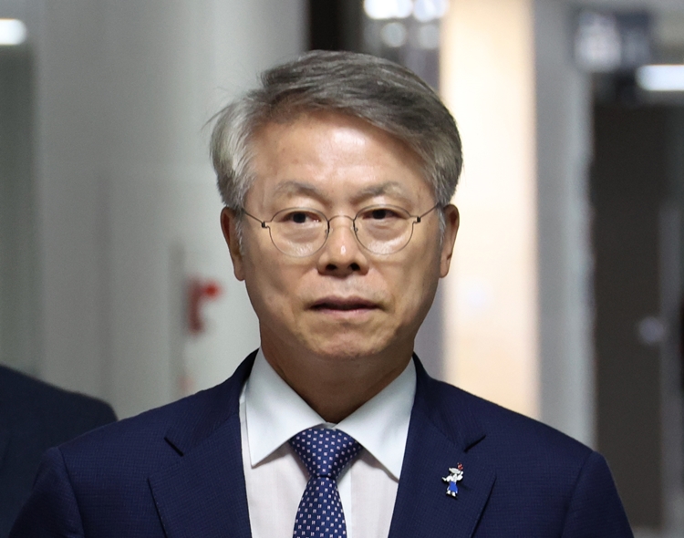 민형배 더불어민주당 국민주권 검찰 정상화 특위 위원장이 7일 국회 의원회관에서 열린 검찰개혁 당정협의회에 참석하고 있다. / 뉴시스