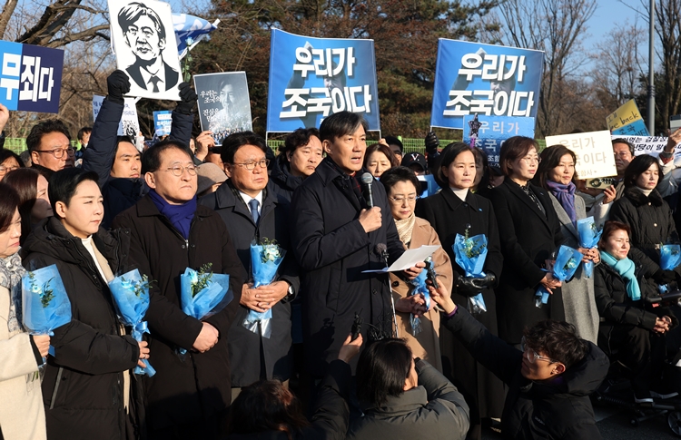 조국 전 조국혁신당 대표의 사면이 초읽기에 들어갔다는 전망이 나오는 가운데, 조국혁신당이 관련 발언을 자제하면서도 조 전 대표 사면 현실화에 대한 기대감을 내비치고 있다. 사진은 조 전 대표가 지난해 12월 16일 오전 경기도 의왕시 서울구치소로 출석하며 발언하고 있는 모습. / 뉴시스