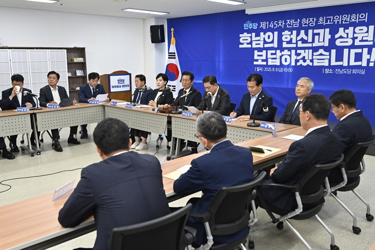 정청래 더불어민주당 대표가 8일 오전 전남 무안군 민주당 전남도당 대회의실에서 열린 제145차 전남 현장 최고위원회의에 참석해 발언을 하고 있다. / 뉴시스