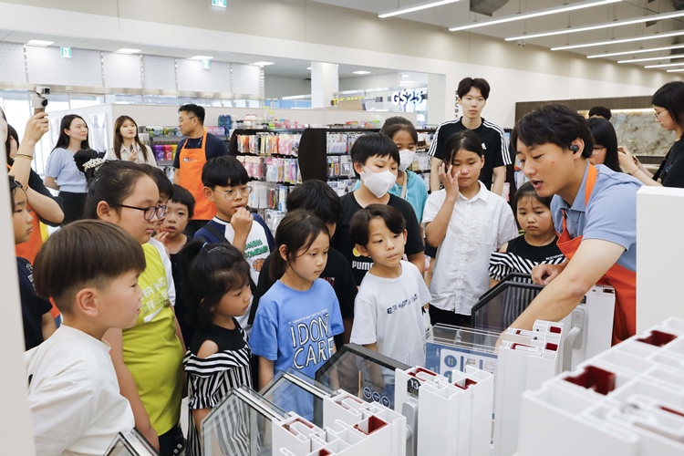 지난 5일 홈씨씨 수원점에서 진행된 멘토링 교육 프로그램 참여 아동들이 창호 제품에 대한 설명을 듣고 있다. / KCC글라스 