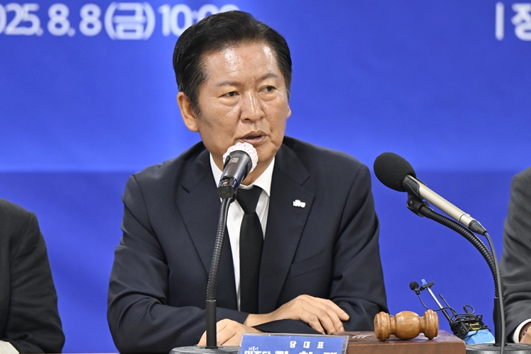 정청래 더불어민주당 대표가 당의 텃밭인 호남에 공을 들이는 것과 관련해 정치권에선 내년 지방선거를 염두에 둔 것이라는 해석이 나왔다. 사진은 정 대표가 8일 오전 전남 무안군 민주당 전남도당 대회의실에서 열린 현장 최고위원회의에 참석해 발언을 하고 있는 모습. / 뉴시스
