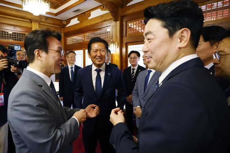 김민석(왼쪽) 국무총리와 정청래(가운데) 더불어민주당 대표, 강훈식 대통령실 비서실장이 지난 10일 서울 종로구 삼청동 총리공관에서 열린 제2차 고위당정협의회에 앞서 대화를 하고 있다. / 뉴시스