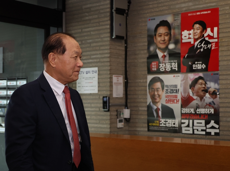 국민의힘이 전한길 씨에 대한 징계에 착수했다. 사진은 황우여 국민의힘 전당대회 선거관리위원장이 11일 오전 서울 여의도 중앙당사에서 전 씨의 전당대회 출입 관련 회의에 참석하기 위해 이동하고 있는 모습. / 뉴시스