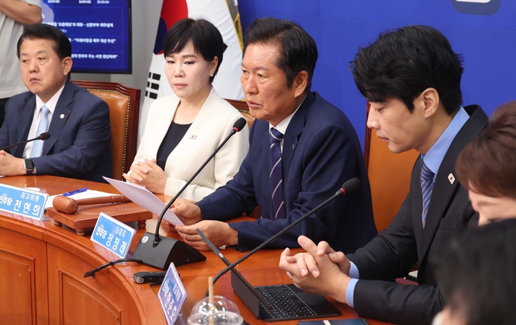 정청래 더불어민주당 대표가 11일 오전 국회에서 열린 최고위원회의에서 발언을 하고 있다. / 뉴시스