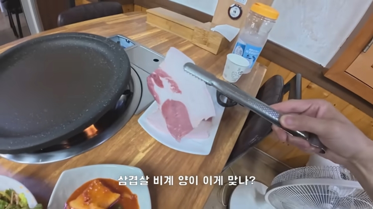 여행 유튜버 꾸준이 울릉도를 방문해 음식점에서 삼겹살을 주문했으나, 음식점 주인은 앞다리살을 내준 것으로 알려졌다. / 유튜브 ‘꾸준’ 채널 영상 갈무리