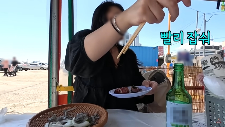 유튜버 김술포차 채널의 김술은 최근 강원도 속초 오징어난전 포장마차촌을 찾아 오징어회와 통찜을 주문했으나 들어간 후 30분 정도 만에 음식점 주인으로부터 “빨리 잡숴”라는 말을 들어 불편했다고 털어놨다. / 유튜브 ‘김술포차’ 채널 영상 갈무리