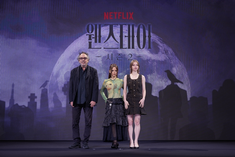 시즌2로 돌아온 ‘웬즈데이’ 주역들이 한국을 찾았다. (왼쪽부터) 팀 버튼 감독과 배우 제나 오르테가, 에마 마이어스. / 넷플릭스