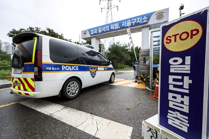 지난달 10일 재구속된 피의자 윤석열은 서울구치소에서 모습을 드러내지 않고 수사기관의 소환 조사에 지속적으로 불응하며 버티기로 일관하고 있다. / 뉴시스
