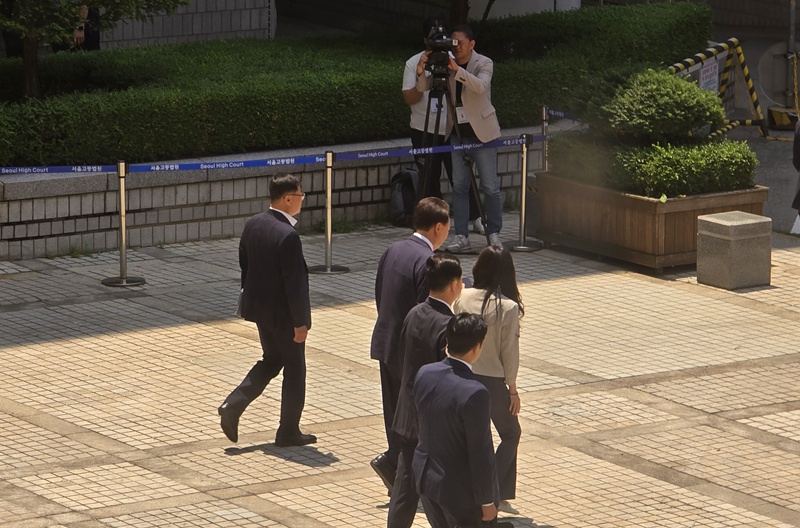  피의자 윤석열은 11일 서울중앙지법 형사합의25부(재판장 지귀연) 심리로 열린 내란우두머리 및 직권남용 권리행사방해 등 혐의 재판에도 불출석했다. 사진은 피의자 윤석열이 지난 6월 23일 8차 내란 혐의 공판을 마치고 돌아가는 모습이다. / 사진=김두완 기자