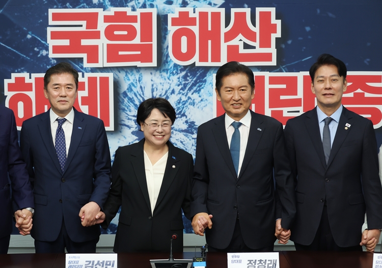 조국 전 조국혁신당 대표의 특별사면으로 범여권의 ‘지방선거 대결’이 펼쳐질 수 있다는 전망이 나온다. 사진은 정청래 더불어민주당 대표와 김선민 조국혁신당 대표 직무대행이 지난 5일 국회에서 만나 기념촬영하고 있는 모습. / 뉴시스
