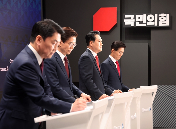 조국 전 조국혁신당 대표와 윤미향 전 의원이 사면·복권된 것과 관련해 국민의힘 당권주자들은 이재명 대통령을 맹비판했다. 사진은 안철수(왼쪽부터), 조경태, 장동혁, 김문수 당 대표 후보가 지난 10일 오후 서울 종로구 광화문 채널A스튜디오에서 '국민의힘 8·22 전당대회' 첫 방송토론회를 준비하고 있는 모습. / 뉴시스