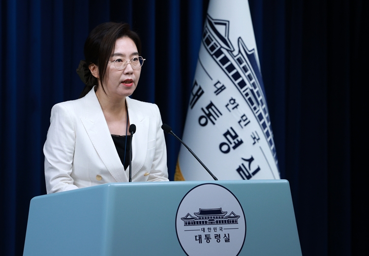 대통령실은 12일 ‘주식 양도세 대주주 기준’과 관련해 시장의 상황과 당정(여당·정부)의 조율을 지켜보겠다고 밝혔다. 사진은 강유정 대변인이 서울 용산 대통령실 청사에서 브리핑을 하고 있는 모습. / 뉴시스