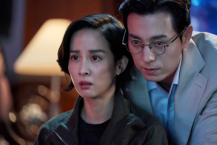 조여정(왼쪽)과 정성일이 강렬한 시너지를 완성한다. / 소니픽쳐스엔터테인먼트코리아, 에이투지엔터테인먼트