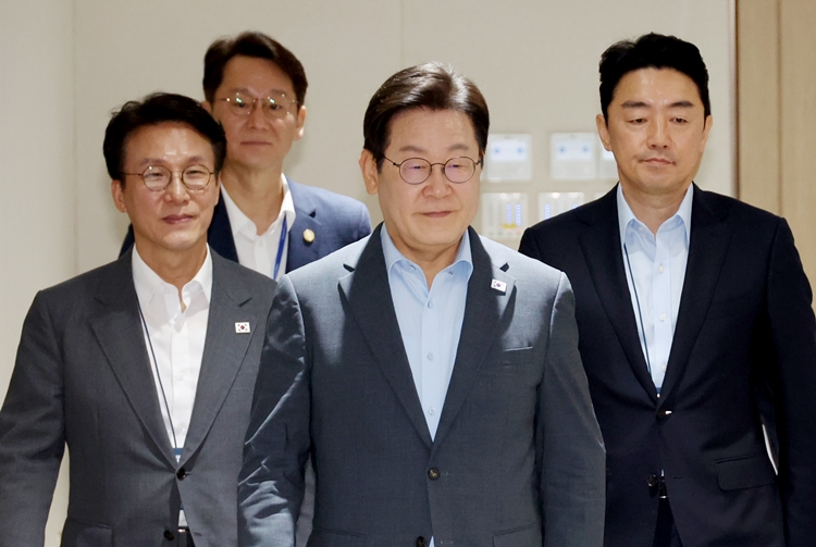 이재명 대통령이 최근 ‘국내 이슈’로 지지율이 흔들린 가운데, ‘외교’를 통해 돌파구를 마련할 수 있을지 관심이 쏠린다. 사진은 이 대통령이 12일 서울 용산 대통령실 청사에서 열린 국무회의에 입장하고 있는 모습. / 뉴시스