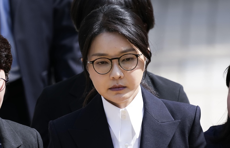 김건희 씨는 자본시장과 금융투자업에 관한 법률 위반, 정치자금법 위반, 특정범죄 가중처벌 등에 관한 법률 위반(알선수재) 등의 혐의로 13일 0시경 구속됐다. / 뉴시스