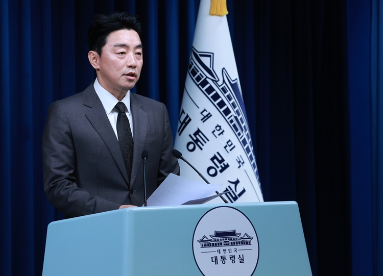 강훈식 비서실장이 13일 서울 용산 대통령실 청사에서 장관급 인선 관련 브리핑을 하고 있다. / 뉴시스