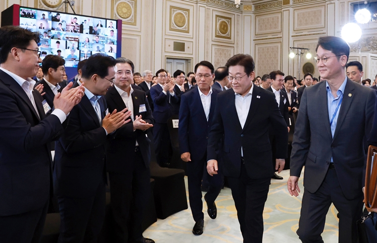 이재명 대통령이 13일 청와대 영빈관에서 열린 국정기획위원회 국민보고대회 참석을 마치고 이동하고 있다. / 뉴시스