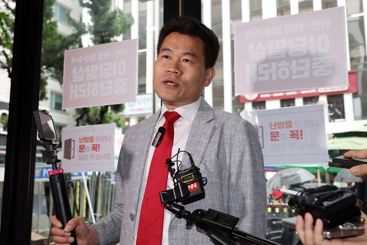 국민의힘 중앙윤리위원회가 14일 ‘배신자’를 외치며 전당대회를 방해한 친윤(친윤석열) 유튜버 전한길(본명 전유관) 씨에 대해 ‘경고 조치’를 내렸다. 사진은 전 씨가 이날 오전 서울 여의도 중앙당사에서 열린 윤리위원회에 참석하기 전 입장을 밝히고 있는 모습. / 뉴시스