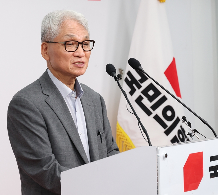 여상원 국민의힘 중앙윤리위원회 위원장이 14일 오후 서울 여의도 중앙당사에서 전한길 전 한국사 강사에 대한 '경고' 징계 조치에 대해 브리핑을 하고 있다. / 뉴시스