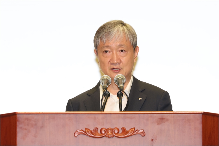이찬진 신임 금융감독원장이 14일 오후 서울 여의도 금융감독원에서 열린 취임식에서 취임사를 하고 있다.  / 뉴시스
