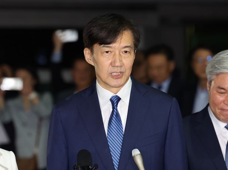 8·15 광복절 특별사면으로 석방된 조국 전 조국혁신당 대표가 18일 내년 6월 선거 출마를 사실상 공식화했다. 사진은 조 전 대표가 지난 15일 오전 서울 구로구 서울남부교도소에서 광복절 특사로 출소하며 대국민 인사를 하고 있는 모습. / 뉴시스