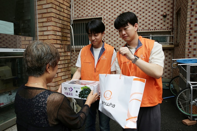 ㈜한화 임직원들이 서울 종로구 무악동 취약계층 세대에 삼계탕과 포도 등 제철음식을 전달하고 있다. / ㈜한화