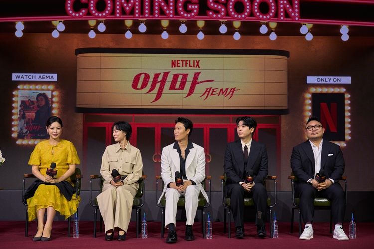 ‘애마’로 뭉친 (왼쪽부터)이하늬·방효린·진선규·조현철·이해영 감독. / 넷플릭스