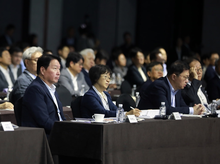 최태원 SK 회장이 18일 서울 광진구 워커힐 호텔에서 열린 '이천포럼 2025'에 참석하고 있다. 사진 왼쪽부터 최태원 SK 회장, 김선희 SK㈜ 이사회 의장, 최재원 SK 수석부회장, 김용학 SK텔레콤 이사회 의장. / SK그룹
