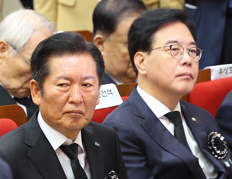 여야의 ‘강 대 강’ 대치가 8월 임시국회에서도 이어질 전망이다. 사진은 정청래 더불어민주당 대표와 송언석 국민의힘 비대위원장이 18일 서울 동작구 국립서울현충원 현충관에서 열린 김대중 전 대통령 서거 16주기 추모식에서 서로 다른 곳을 보며 자리에 앉아 있는 모습. / 뉴시스