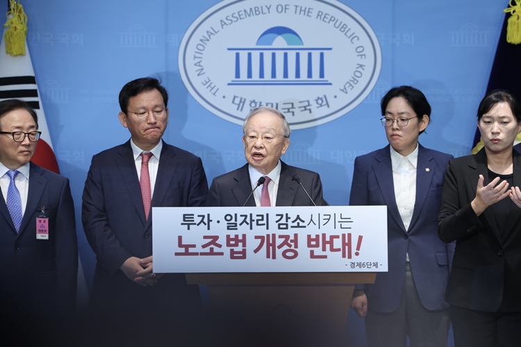 손경식 한국경영자총협회 회장이 18일 국회 소통관에서 경제6단체 노동조합법 개정안 수정 촉구 기자회견을 하고 있다. 이날 기자회견에는 손 회장과 함께 이동근 한국경영자총협회 상근부회장, 박일준 대한상공회의소 상근부회장, 김창범 한국경제인협회 상근부회장, 이인호 한국무역협회 상근부회장, 오기웅 중소기업중앙회 상근부회장 등이 참석했다. / 뉴시스