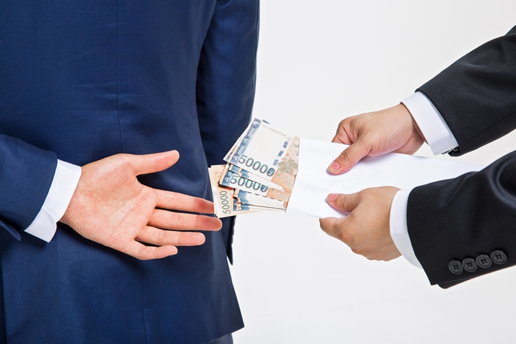 국민권익위원회가 진행한 '2025년 공공기관의 청탁금지법 운영실태 점검' 결과, 지난해 청탁금지법 위반 제재를 받은 인원은 총 446명으로  법 시행 이후 최대치를 기록했다. / 게티이미지뱅크