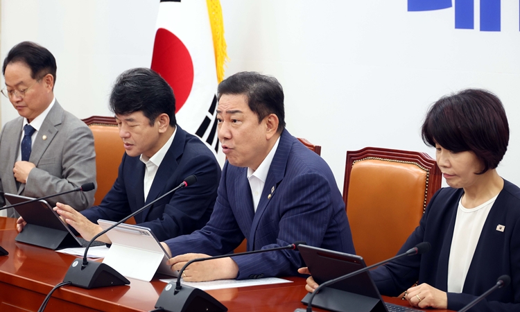 김병기 더불어민주당 원내대표가 19일 오전 국회에서 열린 원내대책회의에서 발언을 하고 있다. / 뉴시스