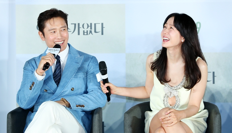 첫 연기 호흡을 맞춘 이병헌(왼쪽)과 손예진. / 뉴시스
