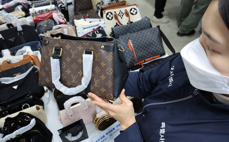 한국소비자원에 따르면 온라인 플랫폼에서 가품을 구매한 소비자 절반 이상이 복잡한 절차와 오랜 소요 시간으로 환급을 요청하지 않은 것으로 나타났다. 사진은 서울시 민생경찰국이 압수한 위조명품(가품). / 뉴시스